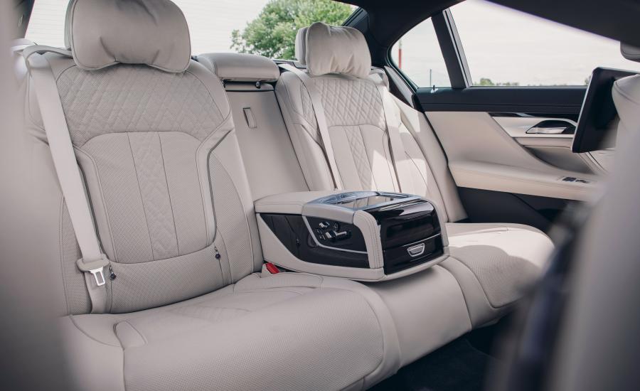Интерьер BMW 745e xDrive M Sport (G11) 2019 года  (NA) (фото 8 из 32)